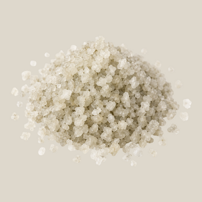 TuanaShop BV grof gedroogd Keltisch zeezout met natuurlijke mineralen op een witte achtergrond