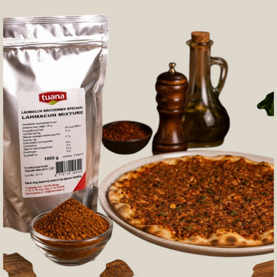 TuanaShop BV Lahmacun Kruidenmix Speciaal in zilveren verpakking naast een versgebakken Turkse lahmacun op een bord.