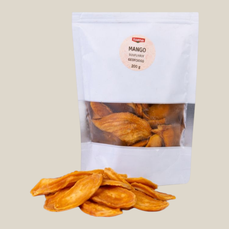 TuanaShop BV gedroogde mango in een hersluitbare verpakking met losse mango schijfjes op een witte achtergrond
