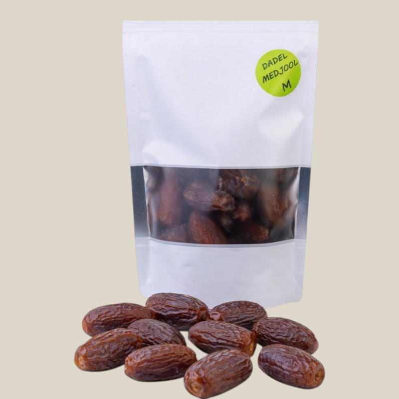 TuanaShop BV premium Medjoul dadels in witte verpakking met losse dadels op de voorgrond