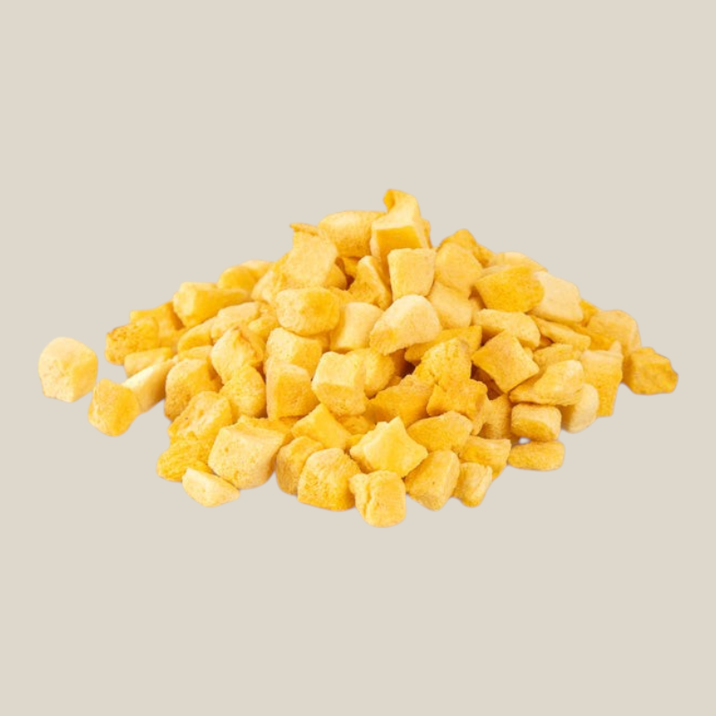 TuanaShop BV gevriesdroogde mango blokjes met een felgele kleur en krokante textuur voor gezonde snacks