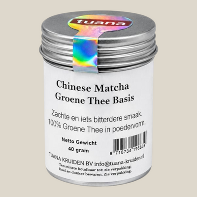 TuanaShop BV Chinese Matcha thee in een zilverkleurig blikje met een holografische sluitzegel op een witte achtergrond