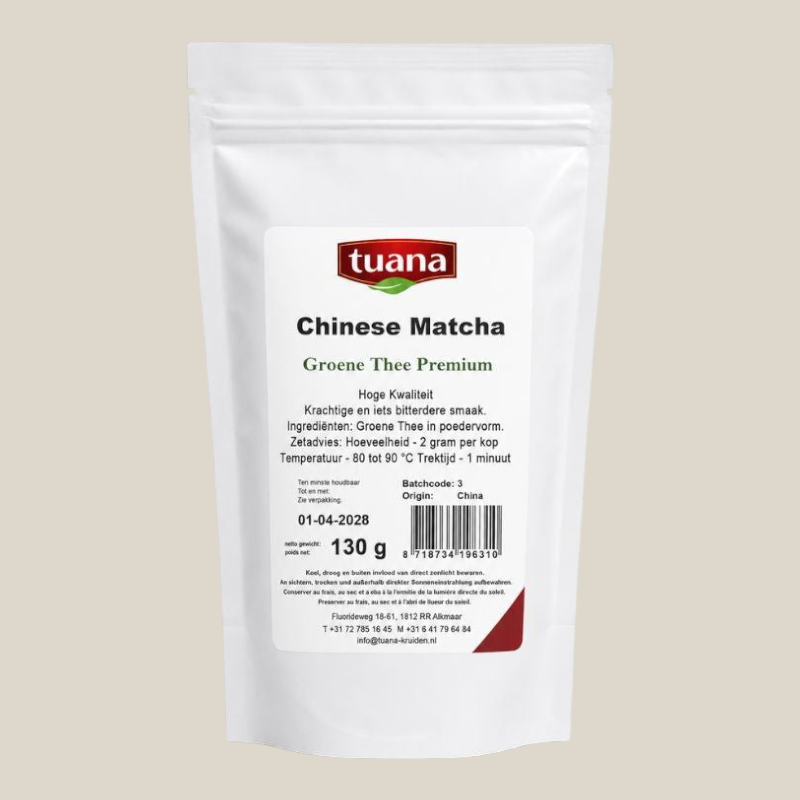 TuanaShop BV Chinese Matcha Groene Thee Premium in een witte hersluitbare verpakking met productinformatie