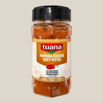TuanaShop BV pot met heet paprikapoeder, fijn gemalen rode specerij voor een pittige en rokerige smaak in gerechten.
