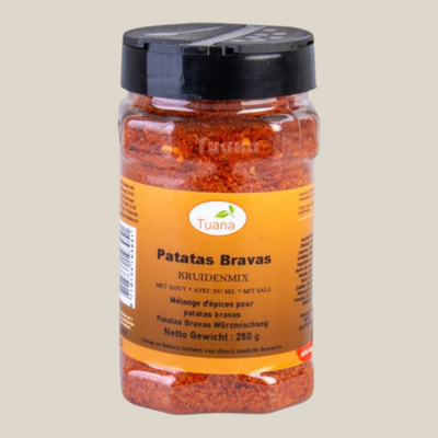 TuanaShop BV Patatas Bravas kruidenmix in een doorzichtige pot van 250g met rode kruiden en zwarte dop.