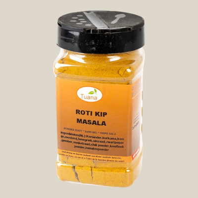 TuanaShop BV Roti Kip Masala kruidenmix in een doorzichtige kruidenpot met zwarte strooidop voor Surinaamse gerechten.