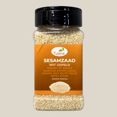 TuanaShop BV wit gepeld sesamzaad in een transparante kruidenpot met zwart deksel en oranje etiket