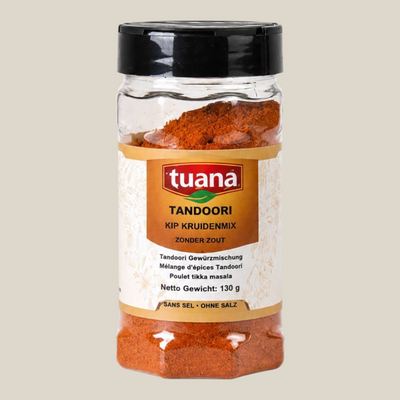 TuanaShop BV Tandoori Kip Kruiden in een doorzichtige pot met zwarte dop, een aromatische rode kruidenmix voor kip.