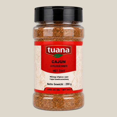 TuanaShop BV Cajun kruidenmix met zout in een doorzichtige kruidenpot met zwart deksel en rood etiket