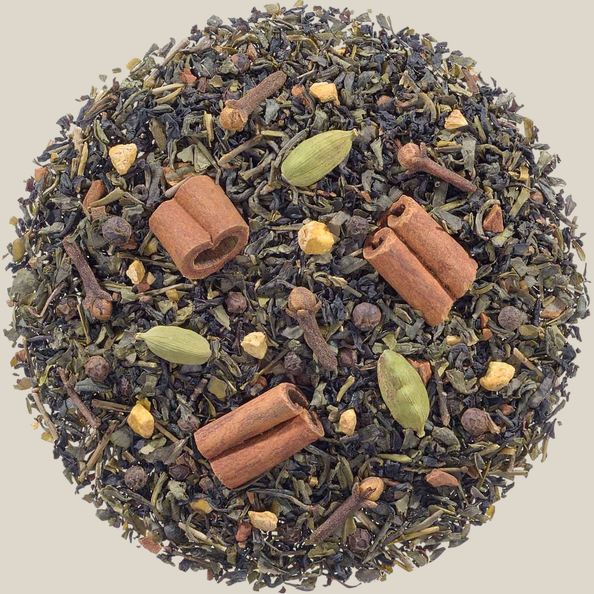 TuanaShop BV Ceylon Cinnamon Chai thee met groene en zwarte thee, kaneelstokjes, gember, kruidnagel en kardemom.
