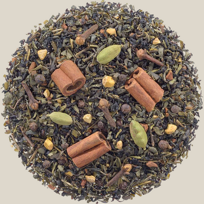 TuanaShop BV Ceylon Cinnamon Chai thee met groene en zwarte thee, kaneelstokjes, gember, kruidnagel en kardemom.