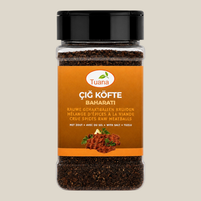 TuanaShop BV Çiğköfte kruidenmix in een doorzichtige kruidenpot met zwarte dop voor authentieke Turkse gerechten.