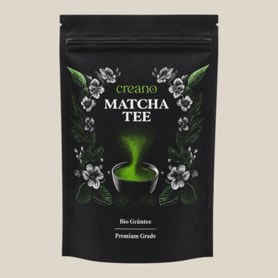 TuanaShop BV Creano biologische premium matcha thee in een zwarte verpakking met bloemmotief