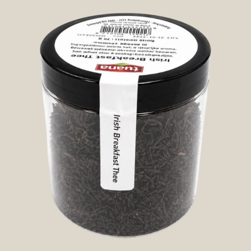 TuanaShop BV Irish Breakfast thee in een transparante pot met zwarte deksel en witte productinformatie sticker