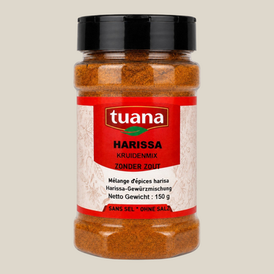 TuanaShop BV Harissa kruidenmix zonder zout in een doorzichtige pot met zwarte deksel en rood etiket