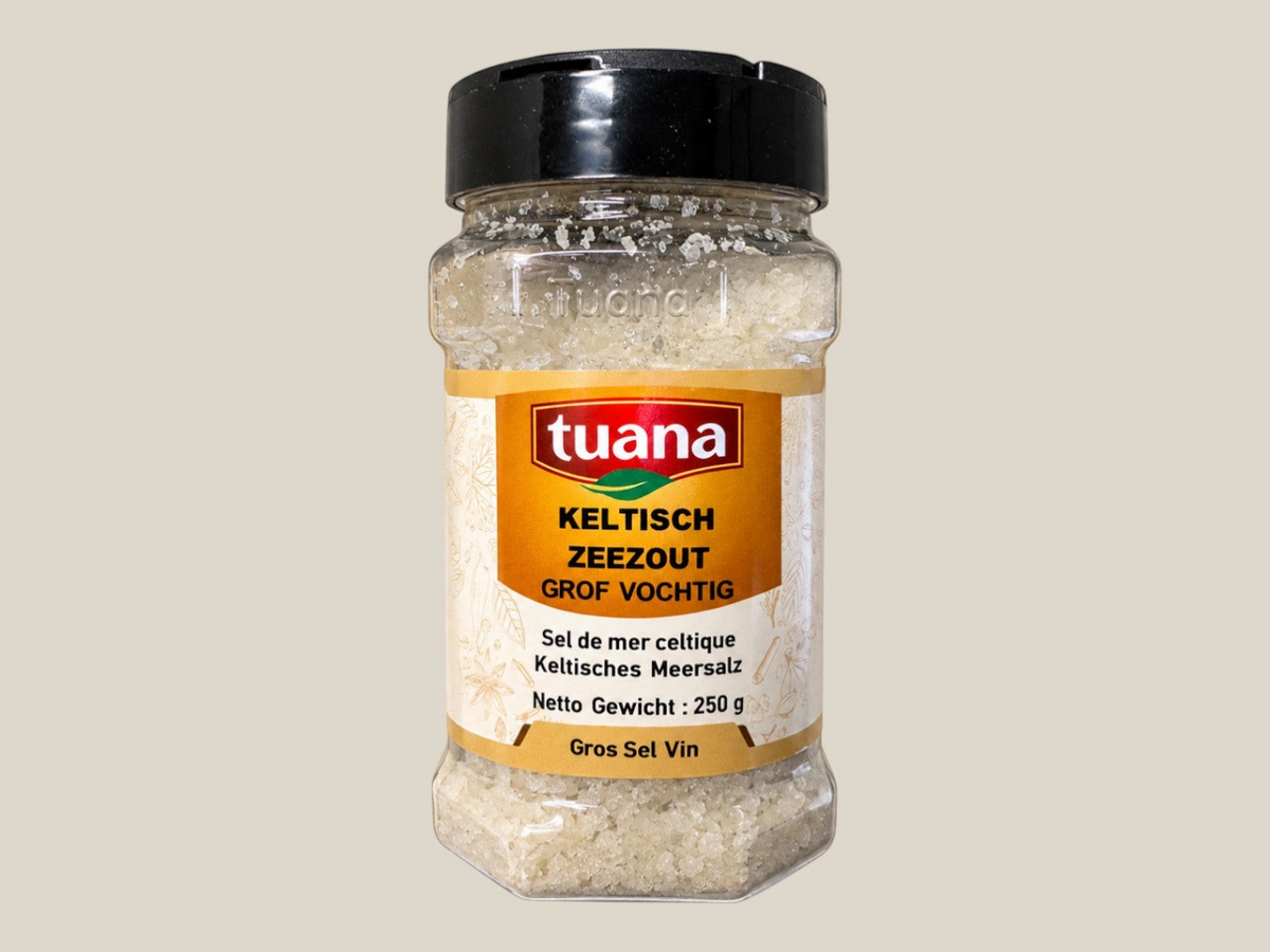 TuanaShop BV Keltisch grof vochtig zeezout in een doorzichtige pot van 250 gram met zwarte schroefdop