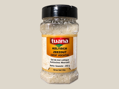TuanaShop BV Keltisch grof vochtig zeezout in een doorzichtige pot van 250 gram met zwarte schroefdop