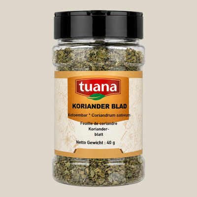 TuanaShop BV gedroogd koriander blad in een doorzichtige kruidenpot met zwart deksel en beige etiket