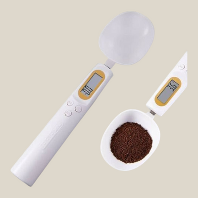 TuanaShop BV witte digitale maatlepel met LCD-scherm voor nauwkeurig wegen van ingrediënten in de keuken