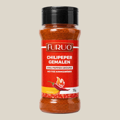 TuanaShop BV Furuo gemalen chilipeper in een doorzichtige kruidenpot met zwarte dop en rood etiket