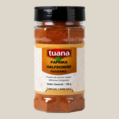 TuanaShop BV halfscherp paprikapoeder in een doorzichtige kruidenpot met zwarte dop voor een milde pittige smaak.