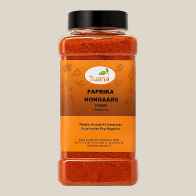 TuanaShop BV Hongaarse paprikapoeder in een vierkante kruidenpot met oranje etiket voor goulash en stoofschotels