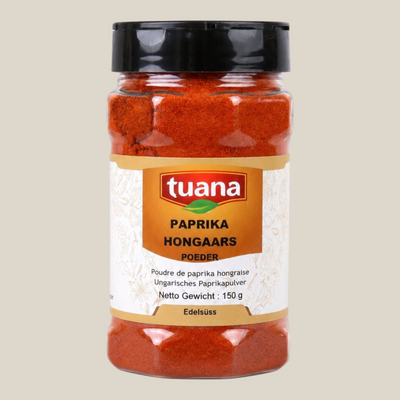 TuanaShop BV Hongaarse paprikapoeder in een doorzichtige kruidenpot met zwarte dop voor goulash en stoofschotels