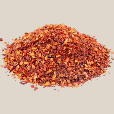 TuanaShop BV Pili Pili peper vlokken, gedroogde en gebroken rode chilipepers voor een pittige smaak in gerechten.