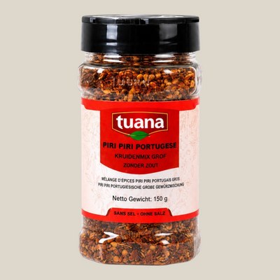 TuanaShop BV Piri Piri kruidenmix grof in een doorzichtige kruidenpot met zwart deksel voor een pittige smaak.
