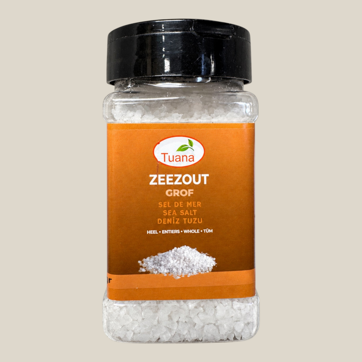 TuanaShop BV grof zeezout in een doorzichtige kruidenpot met zwarte dop voor een knapperige textuur in gerechten.