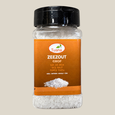 TuanaShop BV grof zeezout in een doorzichtige kruidenpot met zwarte dop voor een knapperige textuur in gerechten.